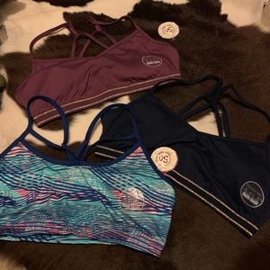 Juniors’ SO cross-back solid sports bras
